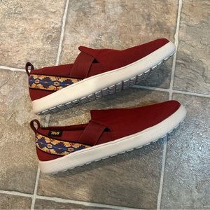 Women’s Teva tennis slip one size 8